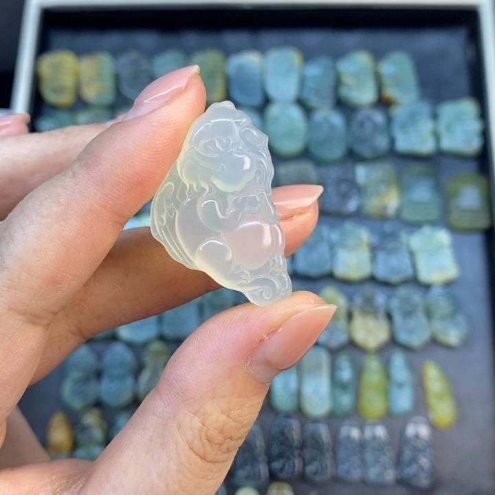 岫玉未镶嵌颈饰小龙宝