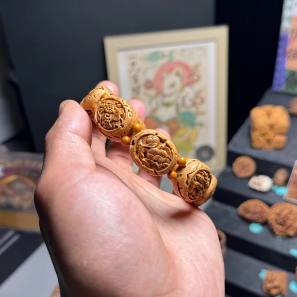 吉祥八宝，桃核雕刻，纯手工制作，尺寸：24/19