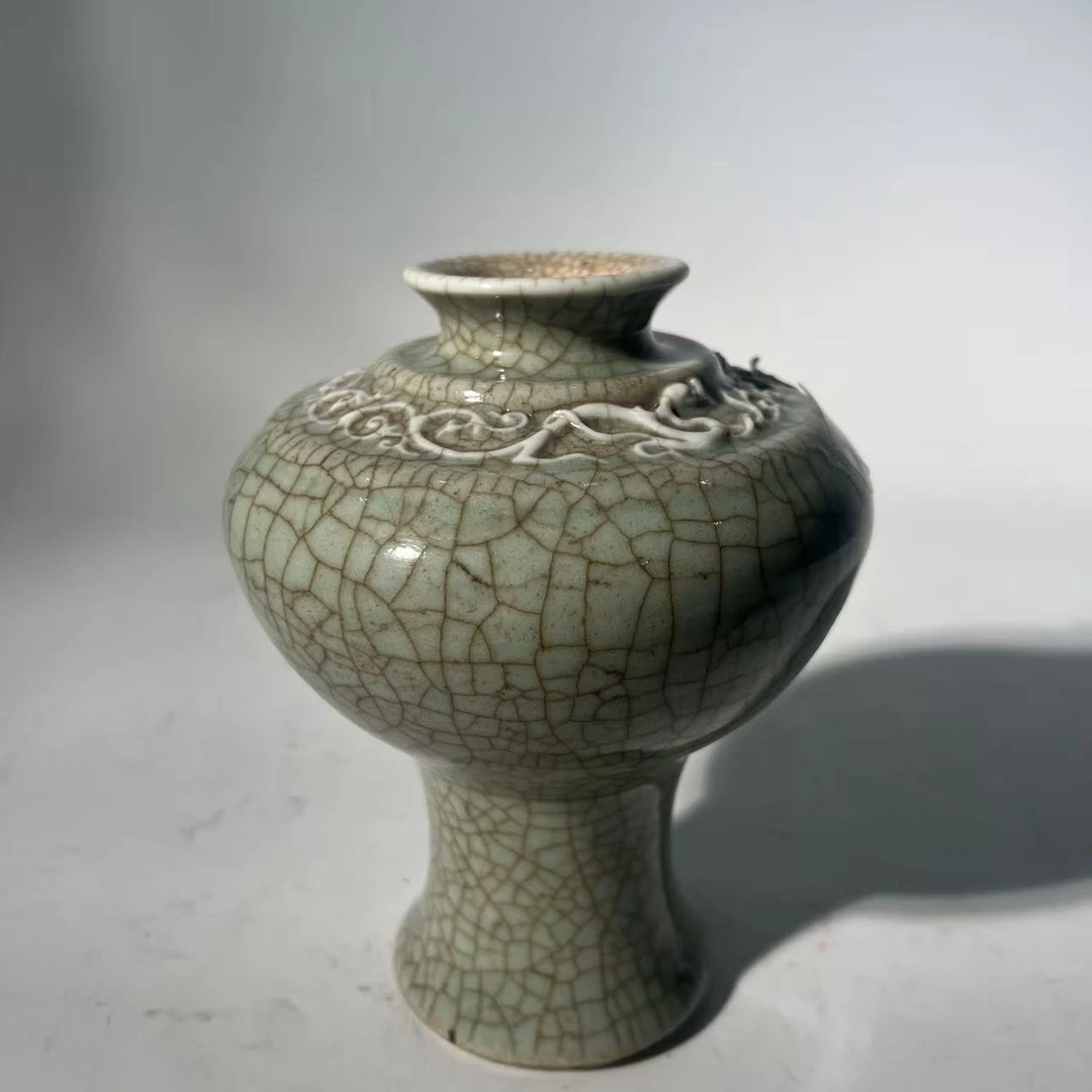 Q-A0816182 清早期 仿哥釉开片螭龙纹赏瓶 高17口7