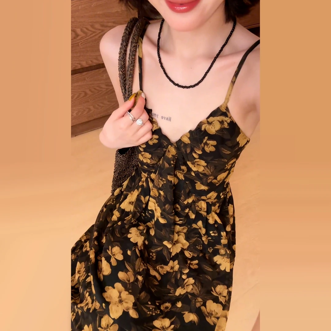 法式黄色碎花吊带连衣裙子女夏季2025新款海边度假知性风衣服长裙