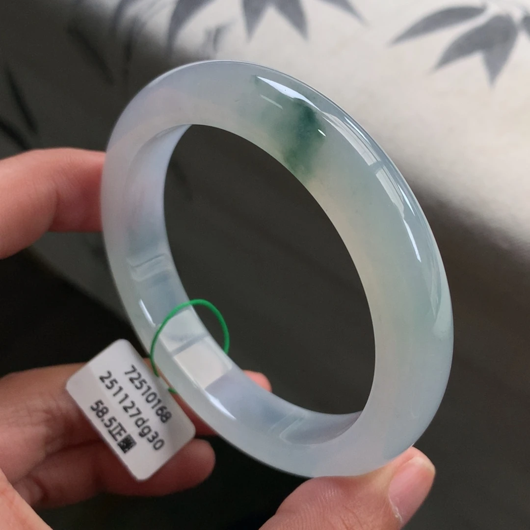 翡翠未镶嵌手镯飘花起胶