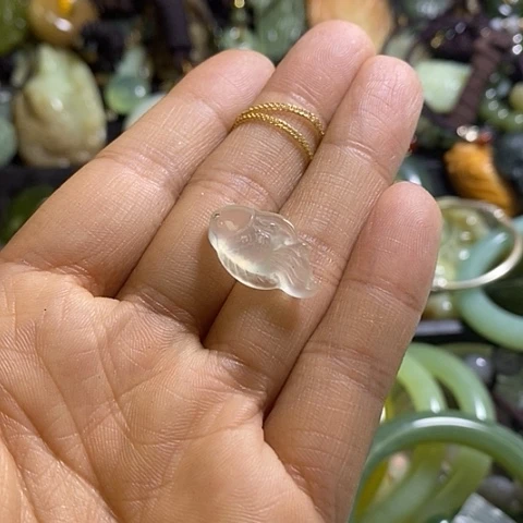 岫玉未镶嵌挂件一个
