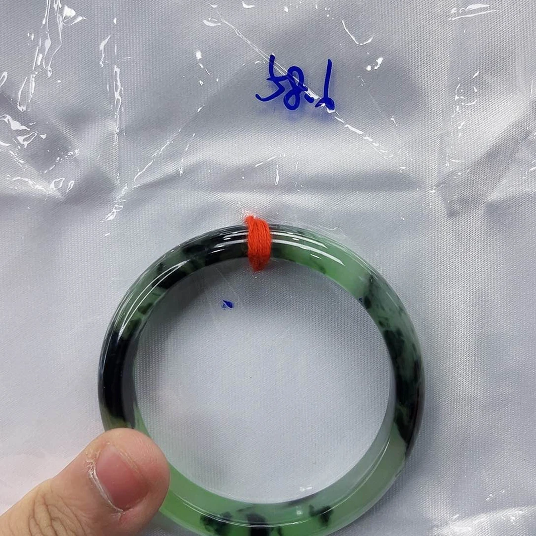 翡翠手镯未镶嵌多样性