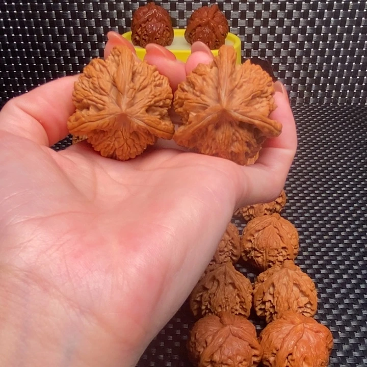 文玩核桃吊坠虎头奔