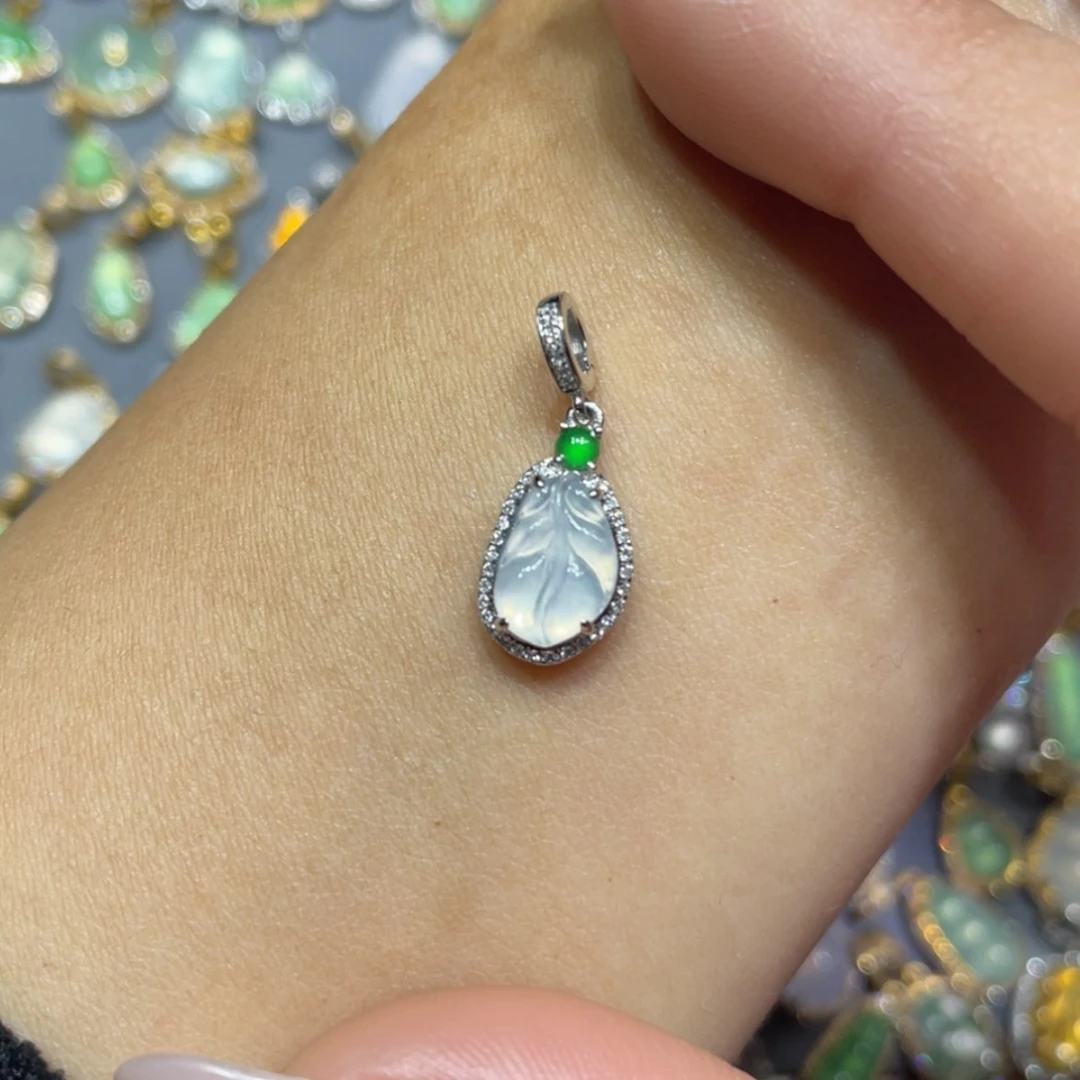 【闪购商品】翡翠吊坠(不含链)18K金镶嵌