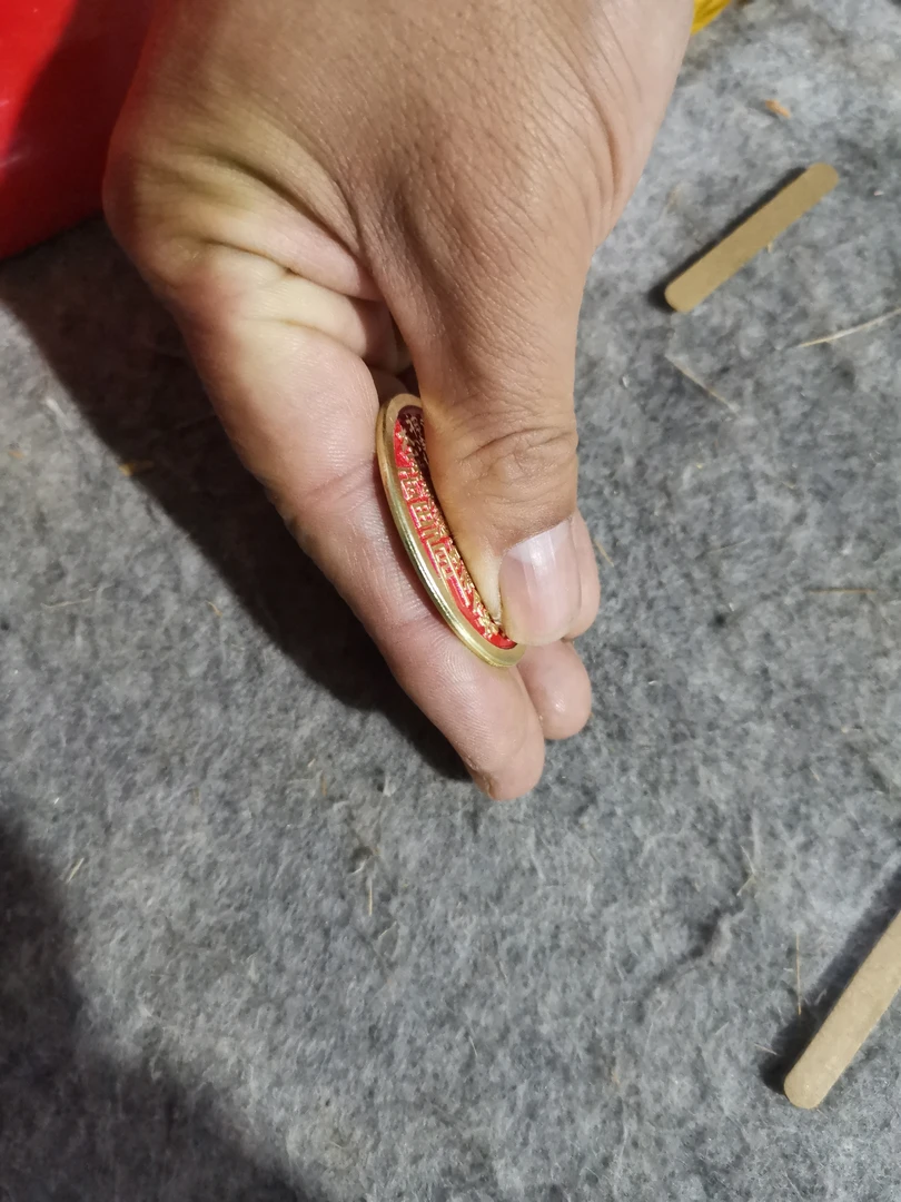 一个红色圆铜链接