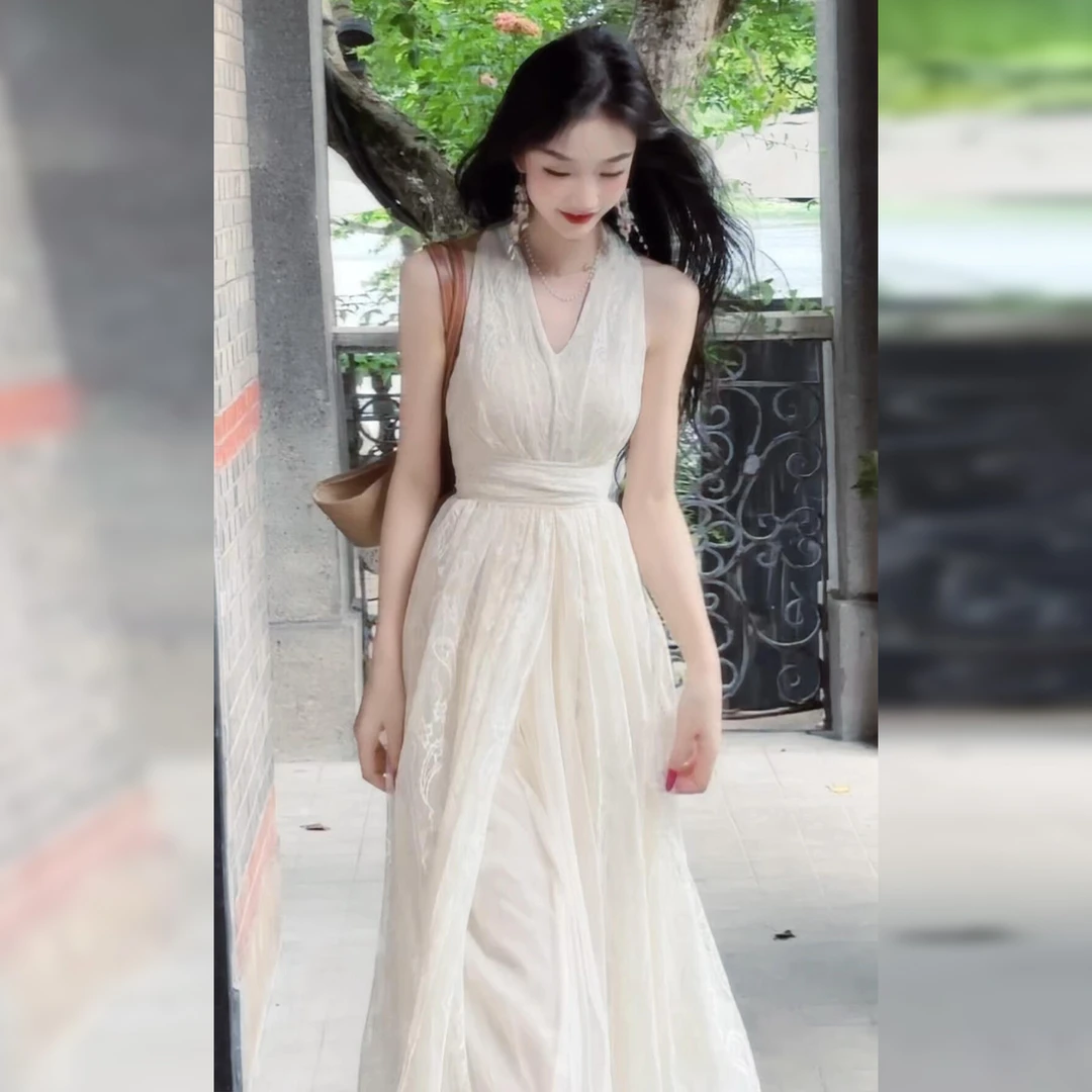 2025夏季新款洋气白色挂脖吊带连衣裙子女海边度假风掐腰气质长裙