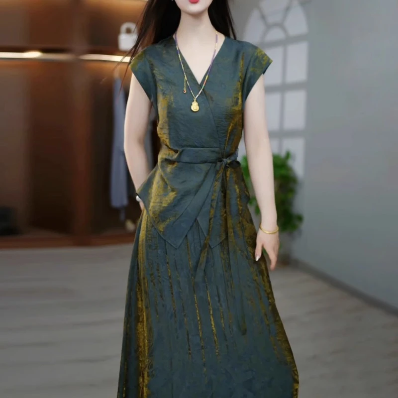 绿色时尚套装女2025夏季轻奢洋气圆领短袖上衣半身裙收腰两件套