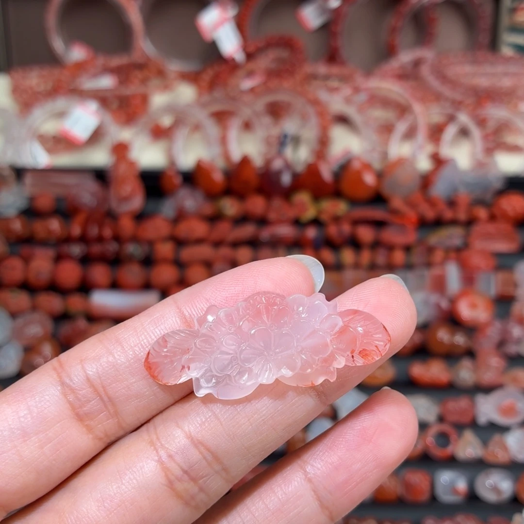 南红玛瑙未镶嵌颈饰梅花手牌