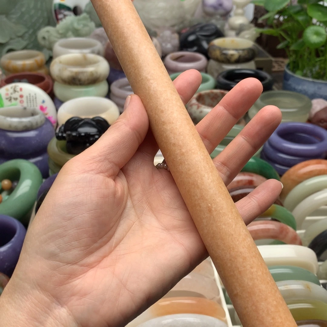 石英岩玉未镶嵌手镯擀面杖。按摩棒