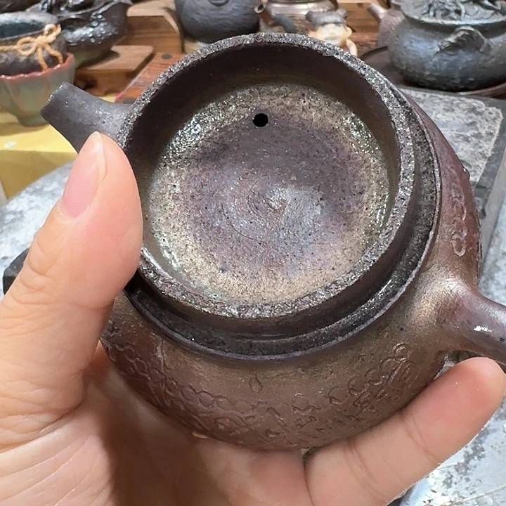 达***风微瑕壶一个，瓷。主人您好