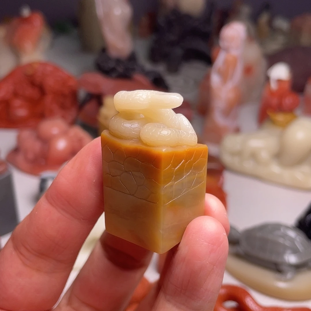 老挝石俏色白蛇印