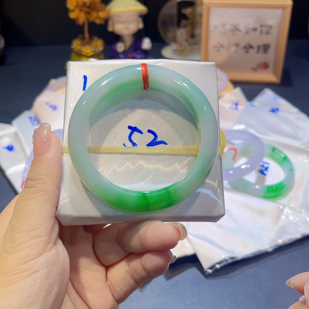 翡翠手镯未镶嵌翡翠手镯