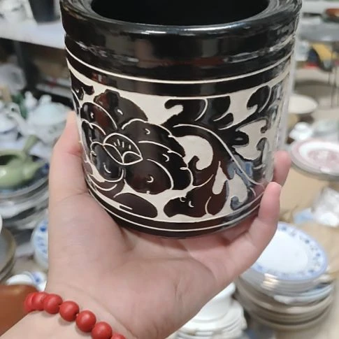 瓷片黑刻的笔筒一个