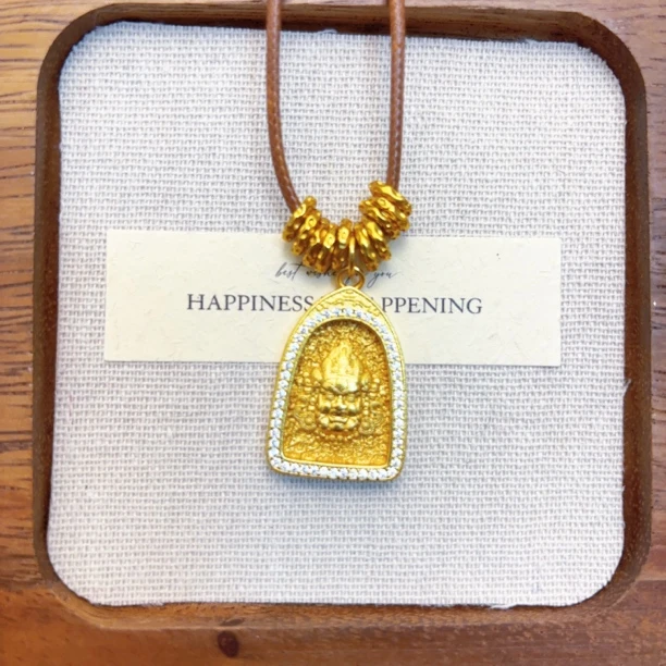 合金珐琅吊坠 錾刻三角牌黄财神盘缠吊坠项链金刚杵挂坠送女友