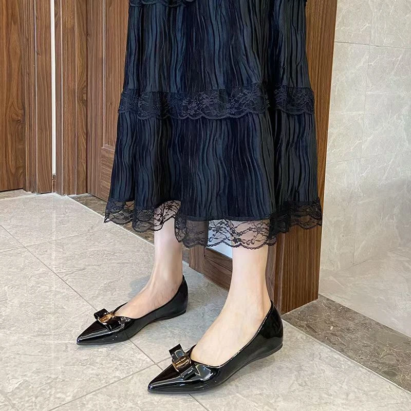 秋季尖头平底配裙子伴娘法式绝美不累脚漆皮气质小单鞋女2025新款