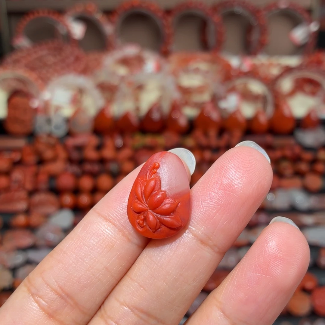 南红玛瑙未镶嵌颈饰莲花牌子