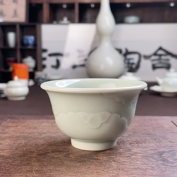 青釉刻花纹饰压手杯