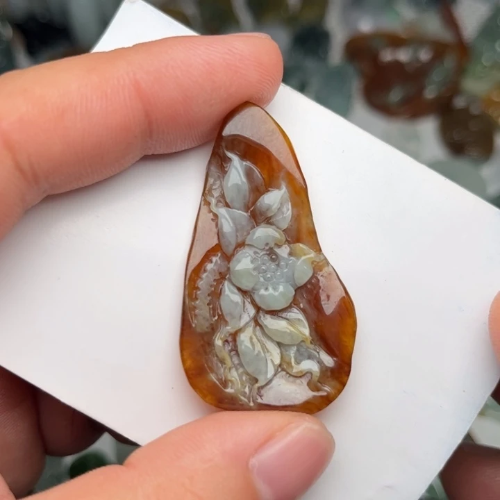 翡翠未镶嵌颈饰荷花