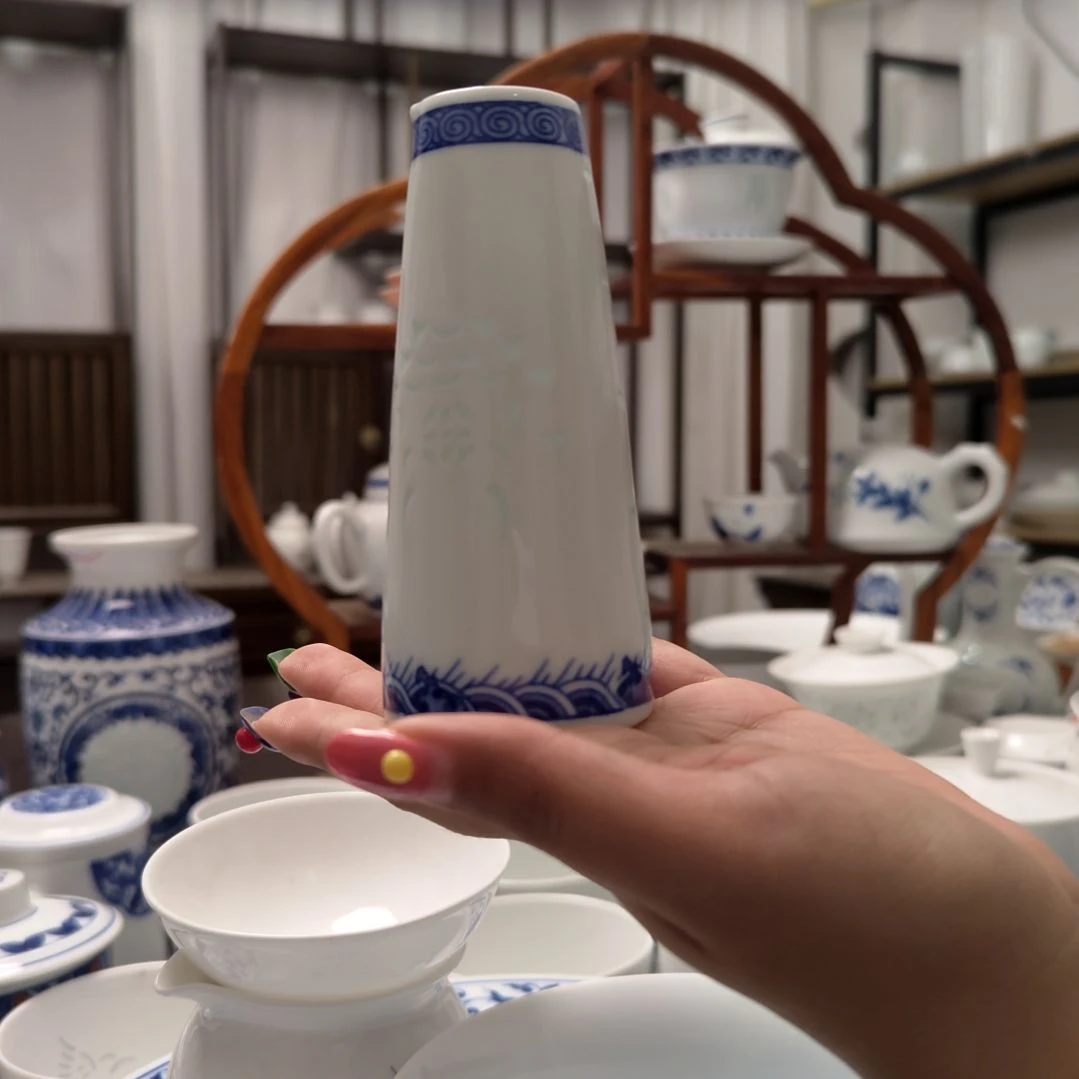 陶瓷青花直筒分酒器一个