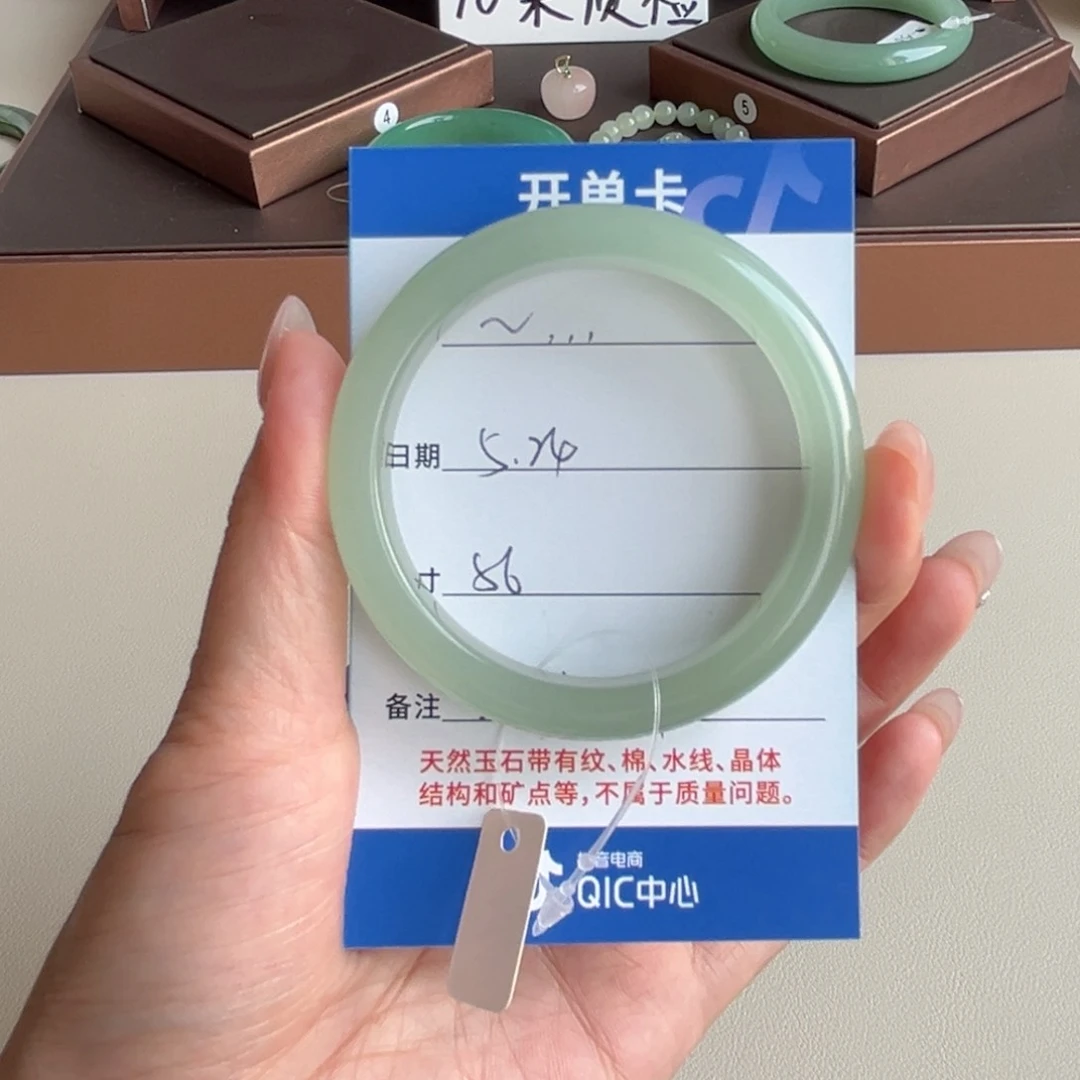 石英质玉手镯未镶嵌~**，