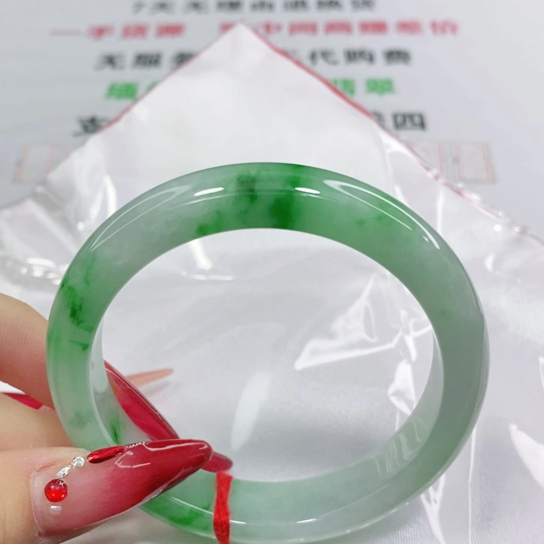 翡翠手镯未镶嵌54.4圈。