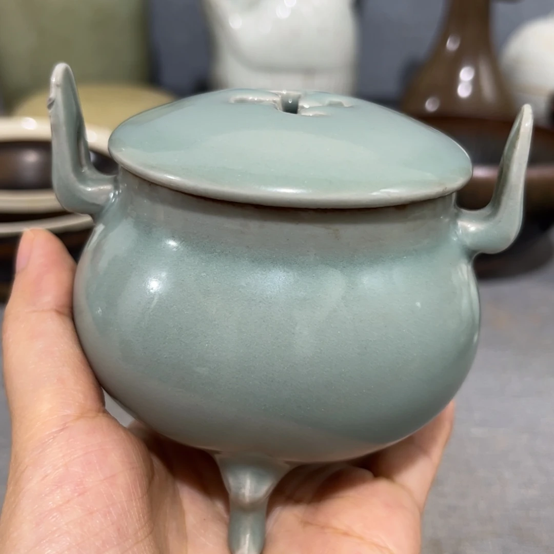 “***”龙泉窑三足小熏炉