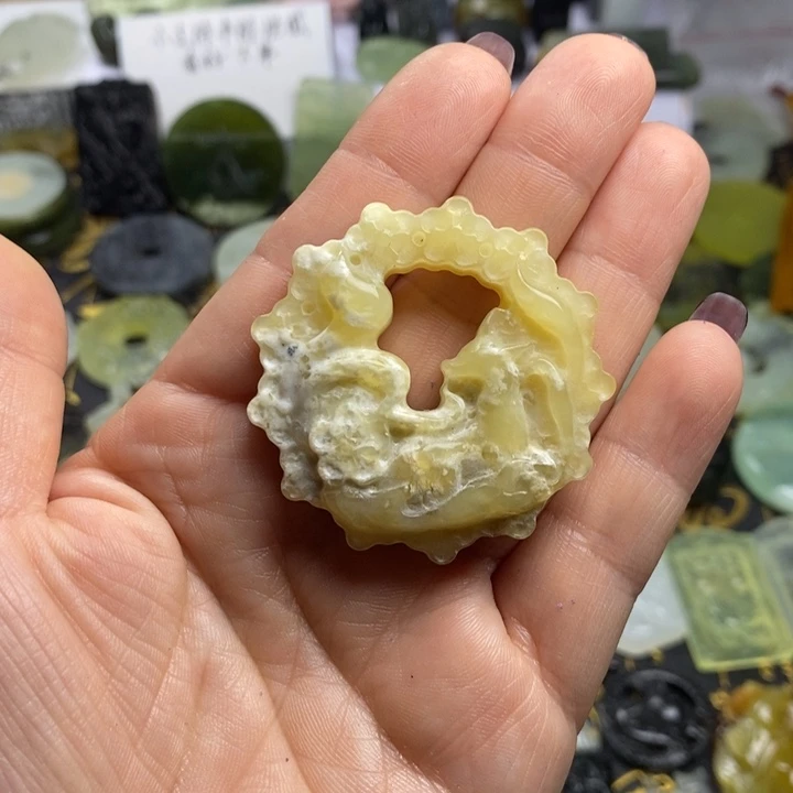 蛇纹石玉颈饰合金