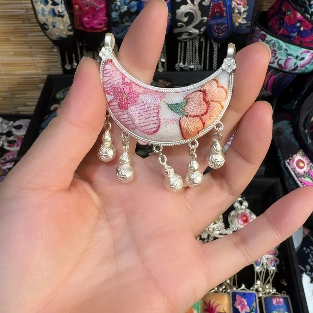 织绣民族风刺绣吊坠