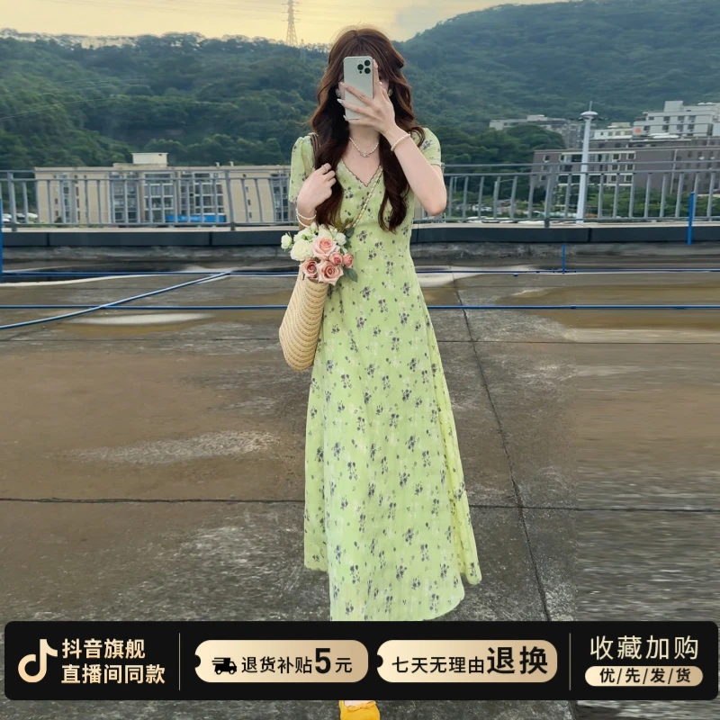 绿色v领碎花连衣裙子女夏季2025新款今年流行爆款巨好看绝美长裙