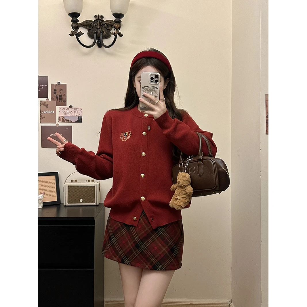 2025秋冬新款胖mm大码学院风刺绣毛衣女百搭格子短裙显瘦圣诞套装