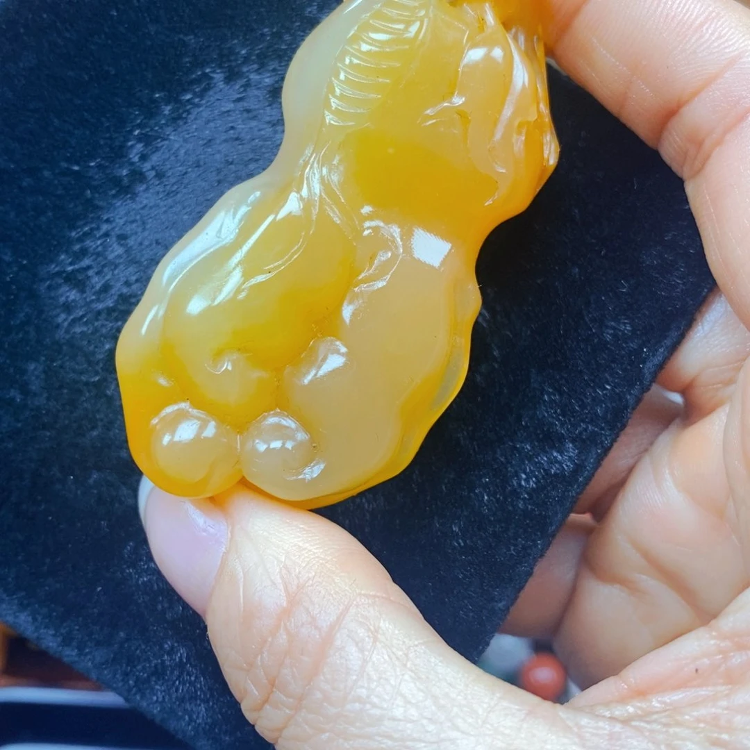 未镶嵌石英质玉（黄龙玉）颈饰