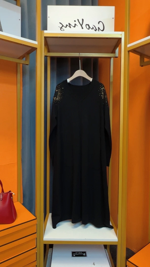 18轻奢定制黑金宽松连衣裙大码针织女装