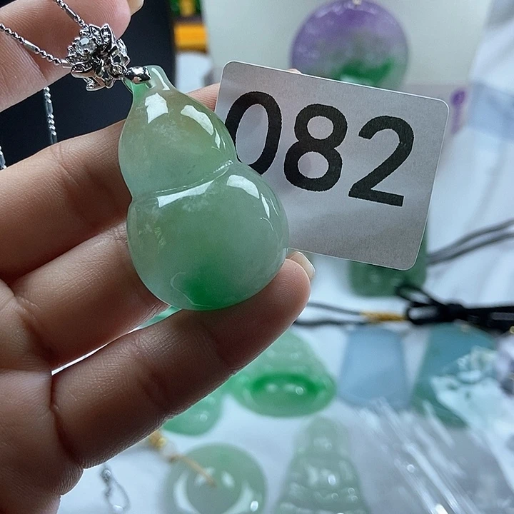 翡翠未镶嵌吊坠(赠链)