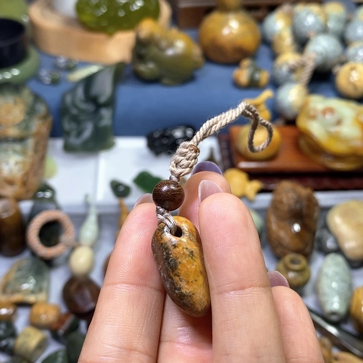 未镶嵌岫岩河磨玉（透闪石质玉）挂件