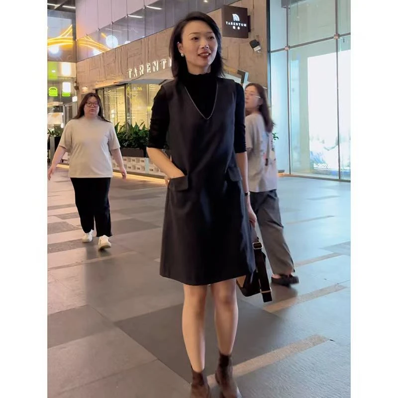 毛呢背心裙秋冬2025新款法式气质显瘦高级感百搭背带连衣裙24303