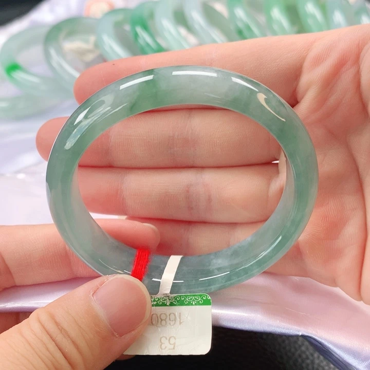 翡翠手镯未镶嵌缅甸A货翡翠手镯贵妇