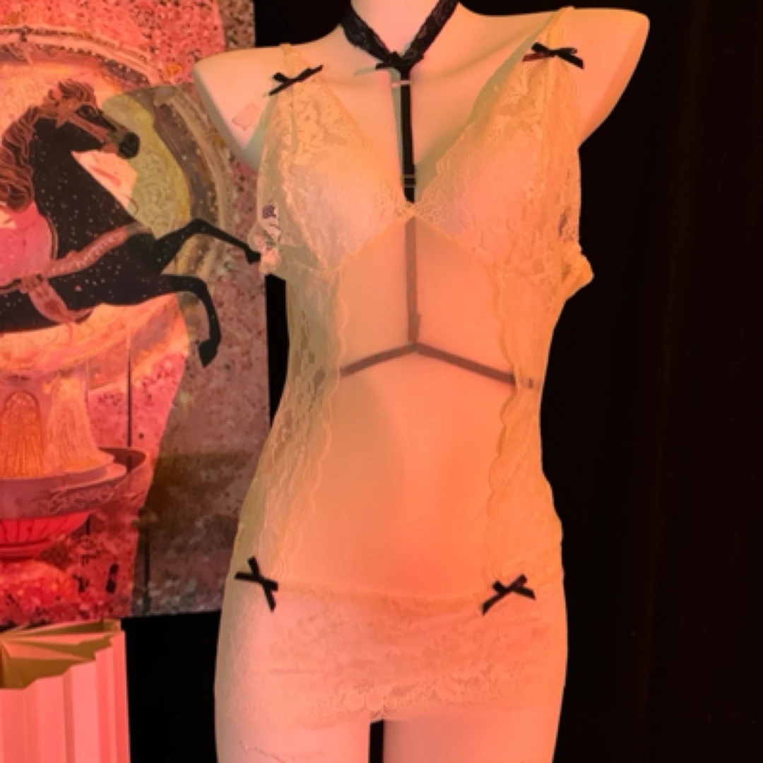 【高阶尤物】蕾丝气质显瘦包臀修身纯欲风少女挂脖