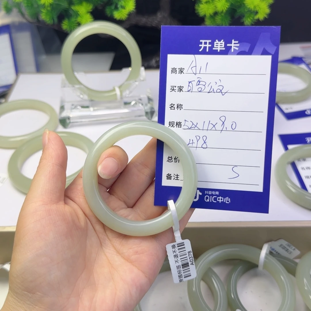 和田玉手镯未镶嵌白****爹