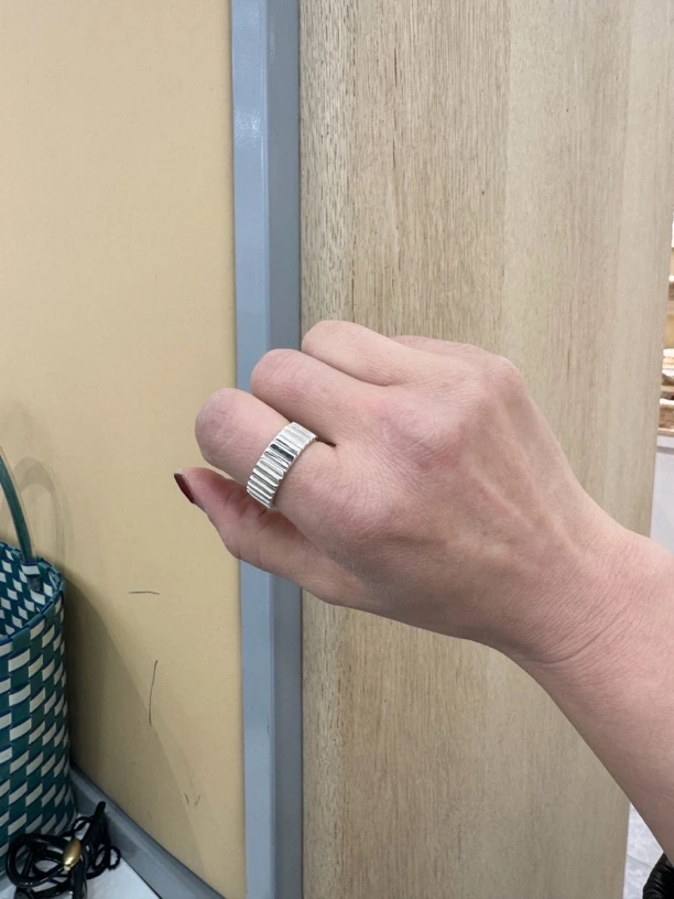 非金属皮质戒指 横条波纹戒指开口