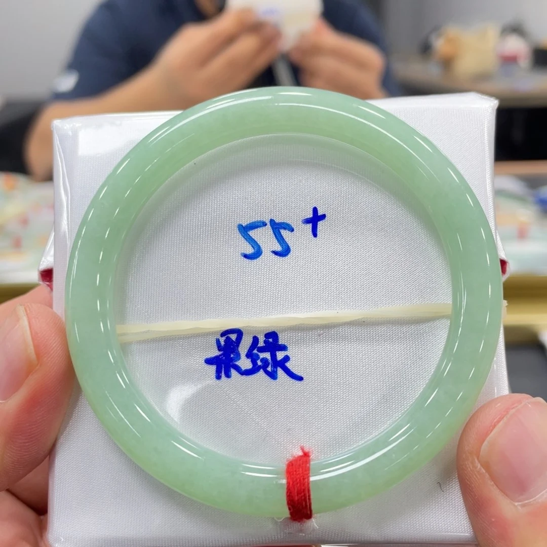 翡翠手镯未镶嵌翡翠