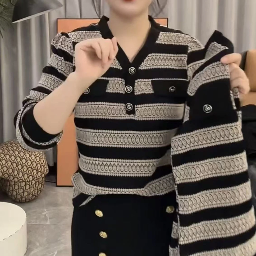 8012-早秋大码质感爱心扣撞色时尚百搭衫