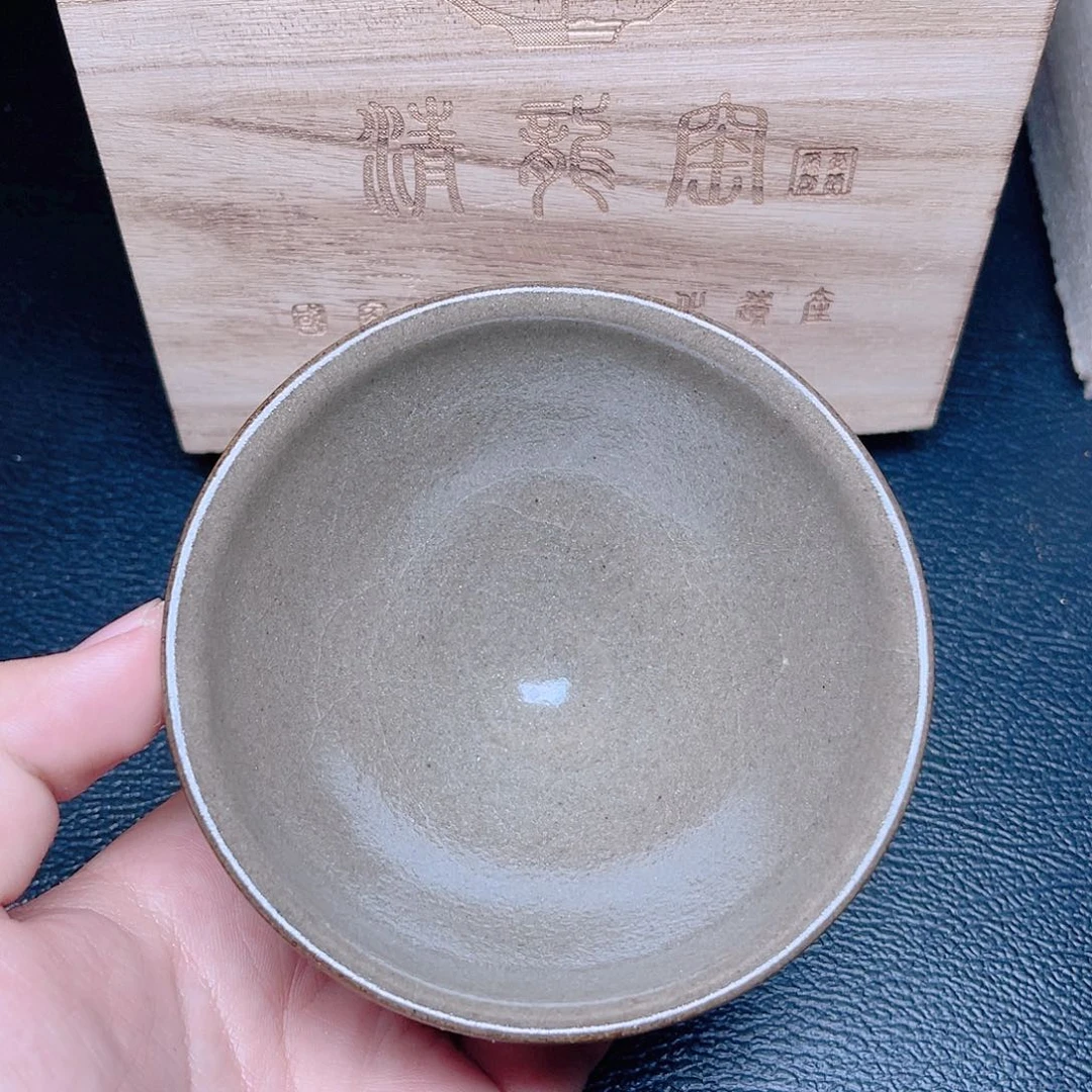 茶盏滴滴答答地流淌着