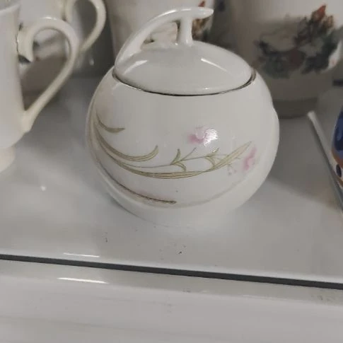 瓷片瓷片，各种摆件，盘，碗，沙锅，均有瑕疵。
