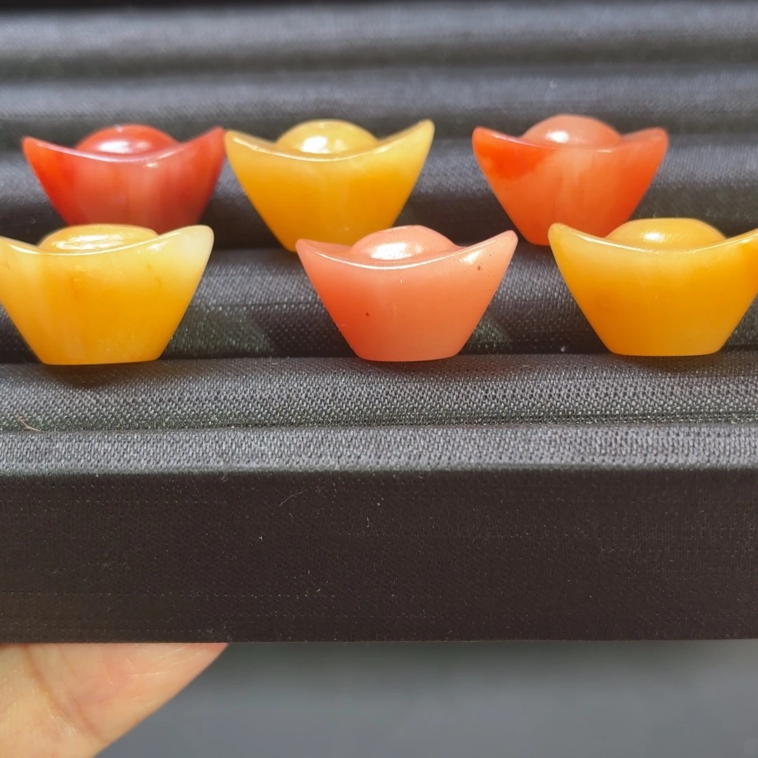 来***诺石英质玉未镶嵌颈饰元宝