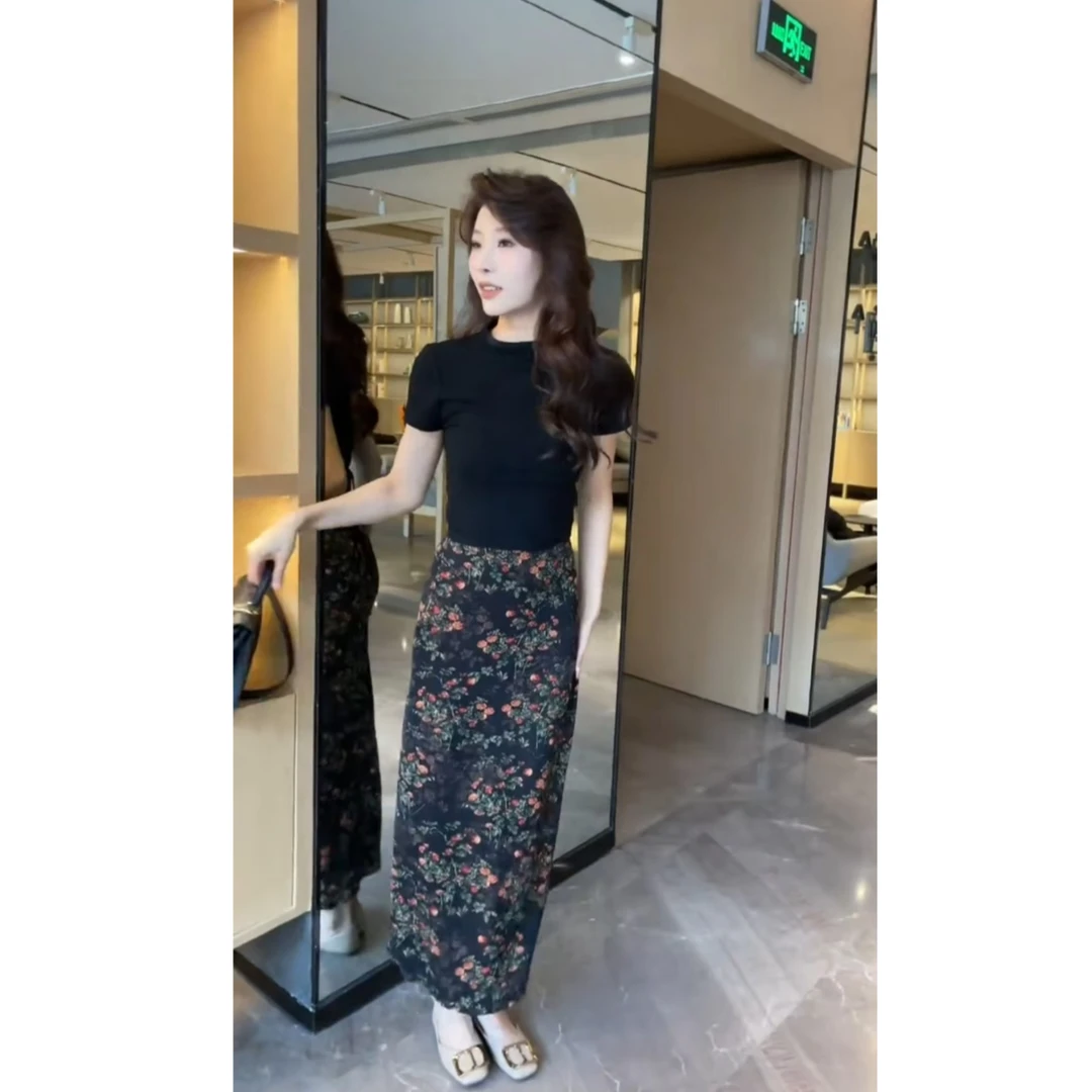 2025早春新款网红爆款减龄韩版简约短袖修身打底衫搭配印花半身裙