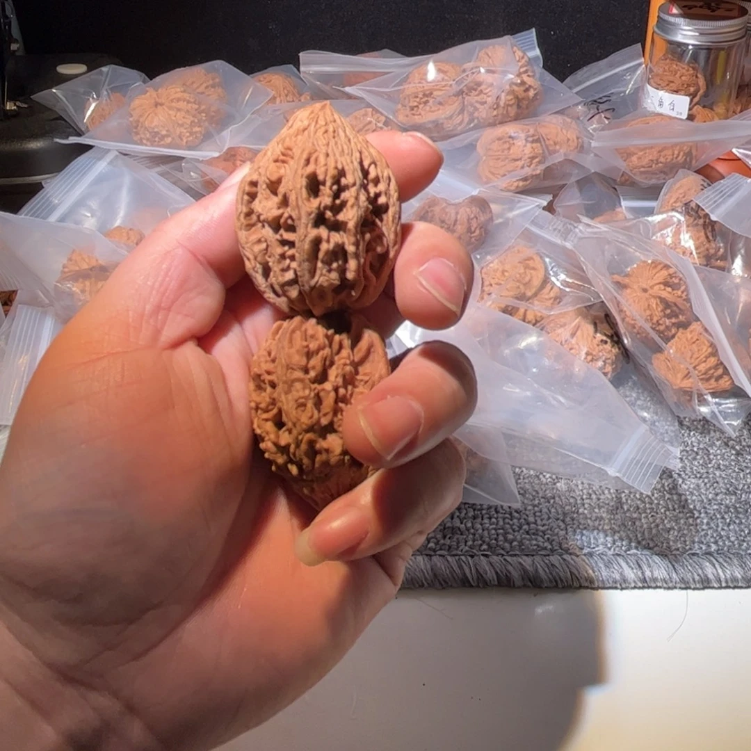 文玩核桃把件大孤石微修