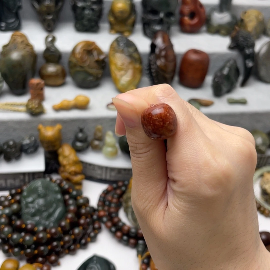 青***上未镶嵌岫岩河磨玉（透闪石质玉）把件