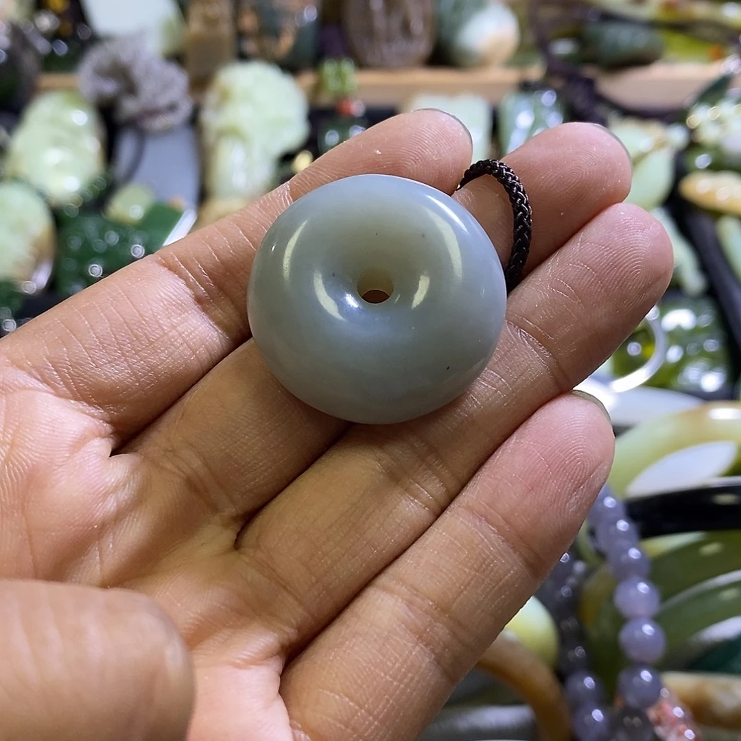 未镶嵌岫玉颈饰一个