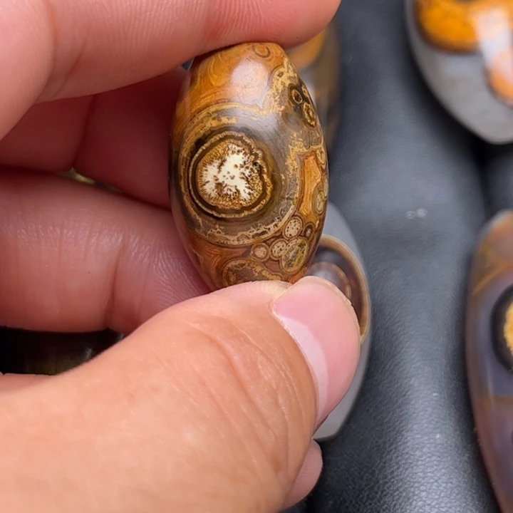 蒙***汉颈饰未镶嵌石英岩玉
